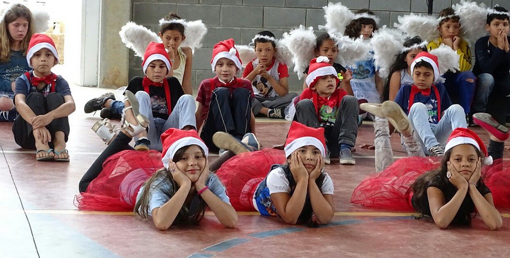 Projeto Educa: Crianças tiveram festa com presença do Papai Noel