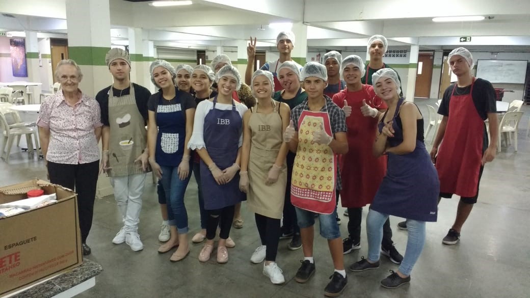 Jovens aprendem sobre empreendedorismo fazendo ‘pão solidário’