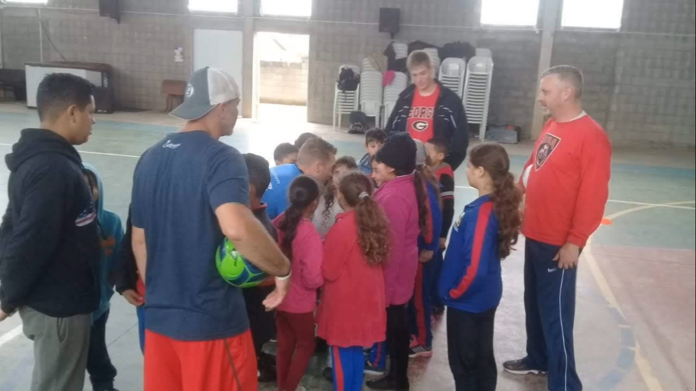 Grupo de americanos visita o Projeto Educa e interage com as crianças